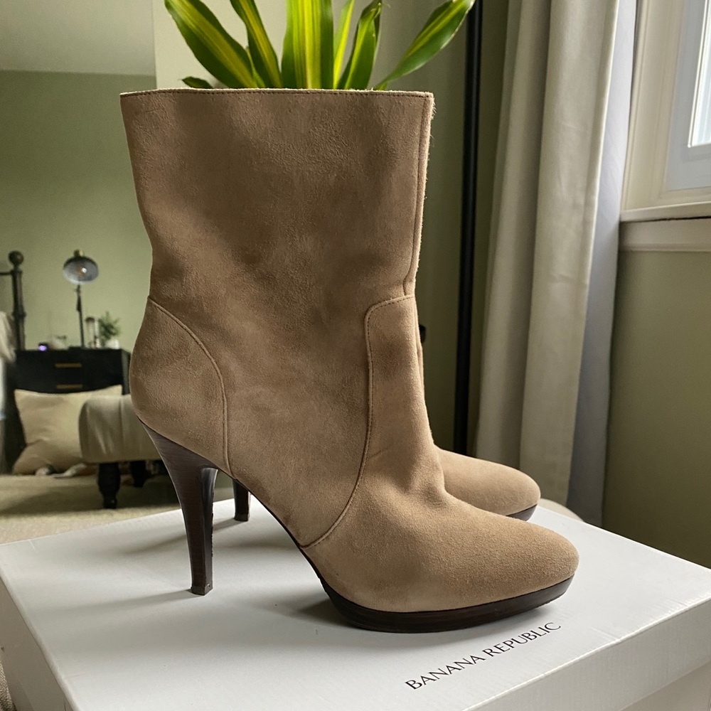 Women’s suede taupe Banana Republic Boots size 9